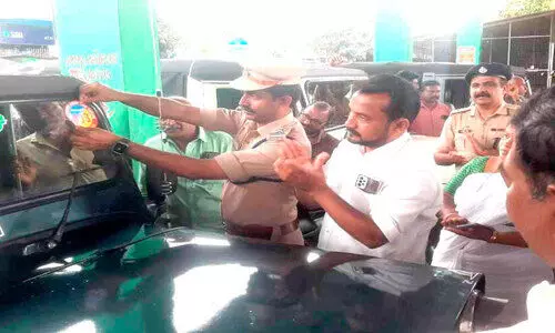 ചൂഷണം തടയും; തേക്കടിയിൽ സഫാരി ജീപ്പുകൾക്ക് സ്റ്റിക്കർ