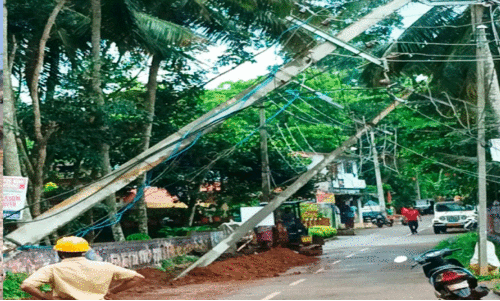 കുടിവെള്ള പൈപ്പിന്​ കുഴിയെടുത്തു;   വൈദ്യുതി പോസ്റ്റുകള്‍ മറിഞ്ഞു