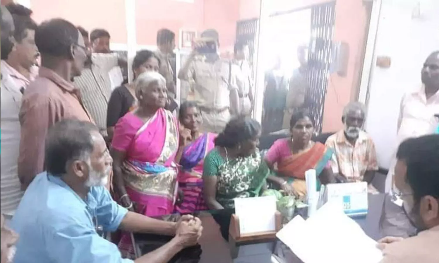 അട്ടപ്പാടിയിലെ ആദിവാസികൾ മന്ത്രി കെ. രാജന്‍റെ കാമ്പ് ഓഫിസിലെത്തി നിവേദനം നൽകി