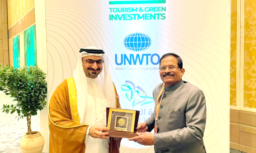 വ്യ​വ​സാ​യ വാ​ണി​ജ്യ മ​ന്ത്രി അ​ബ്​​ദു​ല്ല ആ​ദി​ൽ ഫ​ഖ്​​റു ഇ​ന്ത്യ​ൻ ടൂ​റി​സം, തു​റ​മു​ഖം, ഷി​പ്പി​ങ്,  ജ​ല​പാ​ത സ​ഹ​മ​ന്ത്രി ശ്രീ​പ​ദ് യ​ശോ നാ​യി​ക്കും