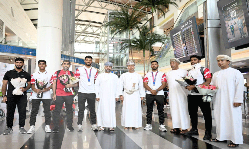 മു​സാ​ബ് അ​ൽ ഹാ​ദി, വാ​ലി​ദ് അ​ൽ കി​ന്ദി എ​ന്നി​വ​ർ​ക്ക്​ ന​ൽ​കി​യ സ്വീ​ക​ര​ണം