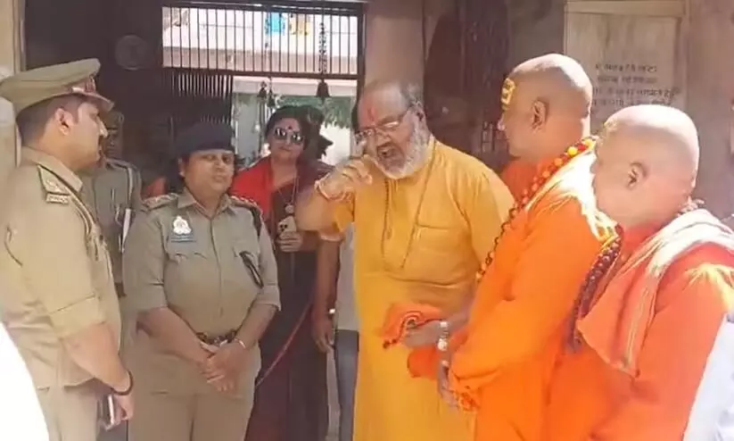 ‘മുസ്​ലിംകളിൽനിന്ന്​ പണവും മദ്യവും കൈപ്പറ്റി ഹിന്ദുക്കളെ അപായപ്പെടുത്തുന്നു’; പൊലീസുകാരെ പരസ്യമായി ഭീഷണിപ്പെടുത്തി​ യതി നരസിംഹാനന്ദ്​