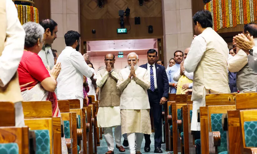 പുതിയ പാർലമെന്റ് മന്ദിരത്തിലേക്ക് ആദ്യ സമ്മേളനത്തിനെത്തുന്ന പ്രധാനമന്ത്രി