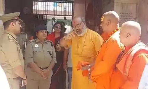 ‘മുസ്​ലിംകളിൽനിന്ന്​ പണവും മദ്യവും കൈപ്പറ്റി ഹിന്ദുക്കളെ അപായപ്പെടുത്തുന്നു’; പൊലീസുകാരെ പരസ്യമായി ഭീഷണിപ്പെടുത്തി​ യതി നരസിംഹാനന്ദ്​