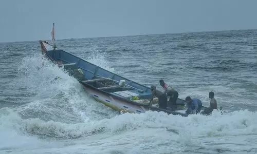 തി​ര​ച്ചു​രു​ളി​ന്​ മീ​തേ പ്രാ​ണ​ൻ മു​റു​കെ​പ്പി​ടി​ച്ച്...