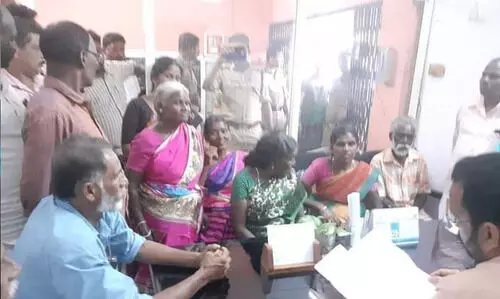 അട്ടപ്പാടിയിലെ ആദിവാസികൾ മന്ത്രി കെ. രാജന്‍റെ കാമ്പ് ഓഫിസിലെത്തി നിവേദനം നൽകി