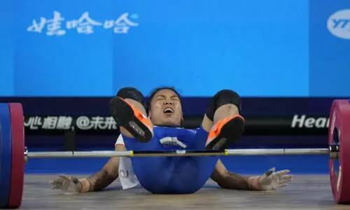 സ​ങ്ക​ട ഭാരം; പ​രി​ക്കോ​ടെ ഇ​റ​ങ്ങി​യ മീ​ര​ഭാ​യി മ​ത്സ​ര​ത്തി​നി​ടെ മ​റി​ഞ്ഞു​വീ​ണു