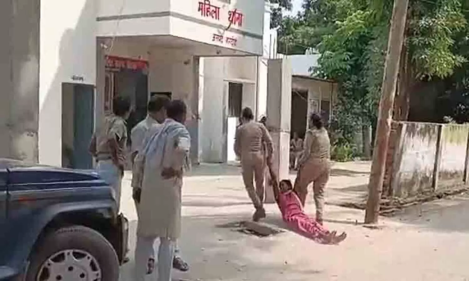 മാനസിക പ്രയാസം നേരിടുന്ന സ്ത്രീയെ റോഡിലൂടെ വലിച്ചിഴച്ച് ഉത്തർപ്രദേശ് പൊലീസ്