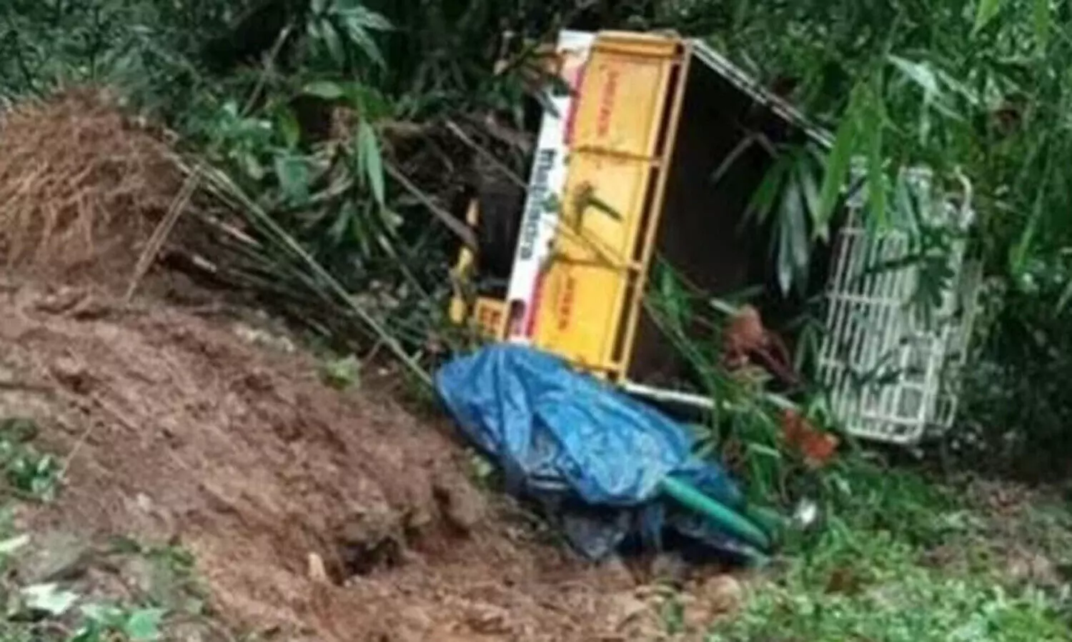 Pick up van overturns into in Adimali one killed