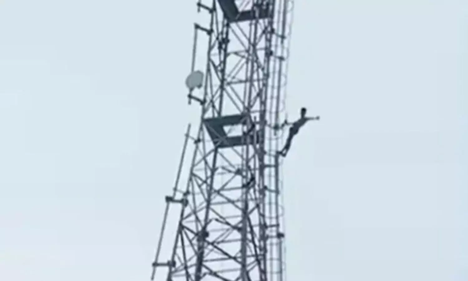 പൊലീസിനേയും നാട്ടുകാരേയും മുൾമുനയിൽ നിറുത്തി ടവറിൽ കയറി യുവാവ്