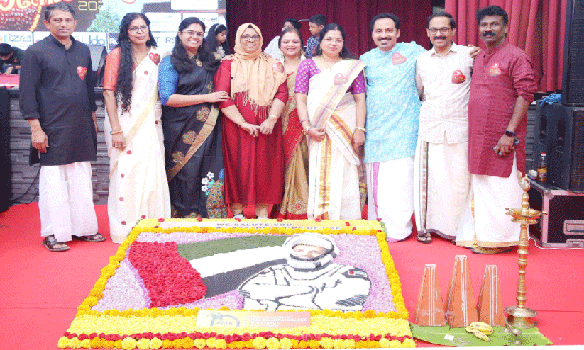 സു​ൽ​ത്താ​ൻ നി​യാ​ദി​ക്ക്​ ആ​ദ​ര​മ​ർ​പ്പി​ച്ച്​ ഒ​രു​ക്കി​യ പൂ​ക്ക​ളം