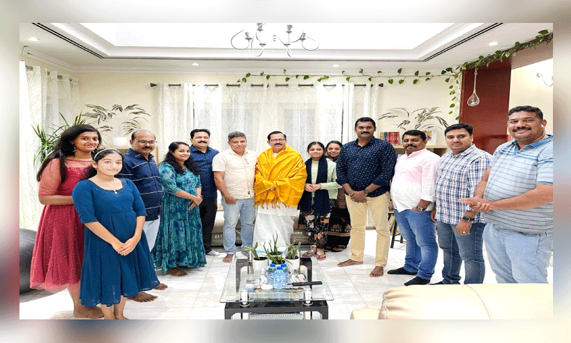 ന​സീ​ർ വെ​ളി​യ​ലി​നെ ആ​ദ​രി​ക്കു​ന്നു