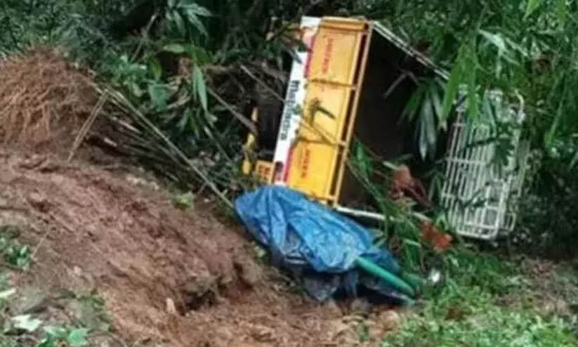 Pick up van overturns into in Adimali one killed