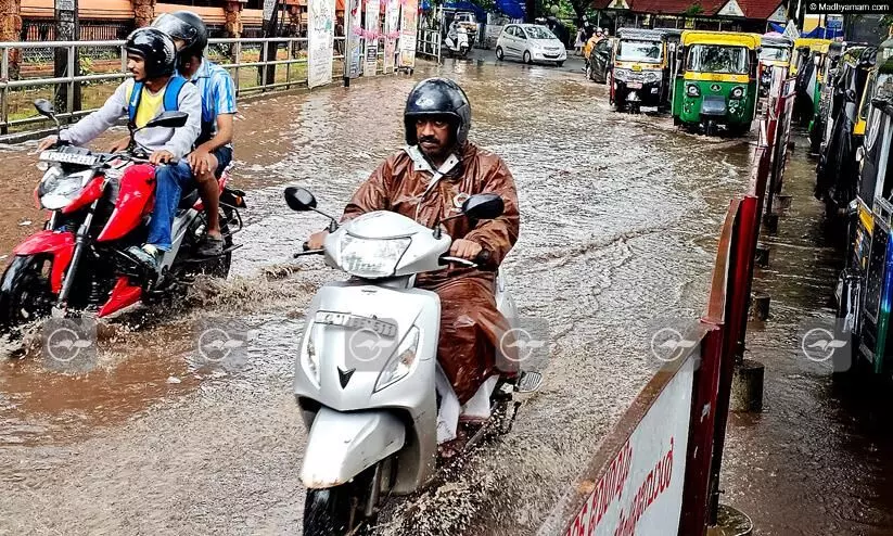 മാറ്റമില്ലാതെ കനത്ത മഴ; ഒഴുക്കിൽപെട്ട് സ്കൂട്ടർ യാത്രികനെ കാണാതായി മാറ്റമില്ലാതെ കനത്ത മഴ; ഒഴുക്കിൽപെട്ട് സ്കൂട്ടർ യാത്രികനെ കാണാതായി