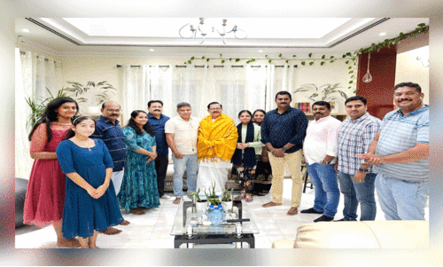 ന​സീ​ർ വെ​ളി​യ​ലി​നെ ആ​ദ​രി​ക്കു​ന്നു