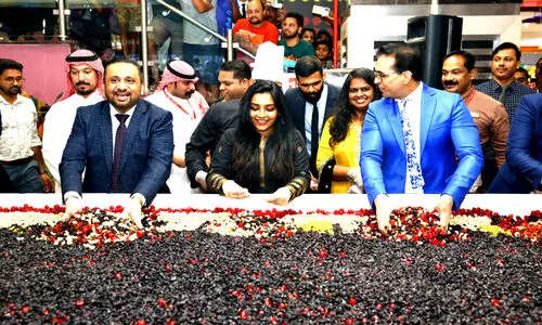 കുവൈത്ത് ലു​ലു ഹൈ​പ്പ​ർ​മാ​ർ​ക്ക​റ്റി​ൽ   കേ​ക്ക് മി​ക്സി​ങ് ച​ട​ങ്ങ് ന​ട​ത്തി