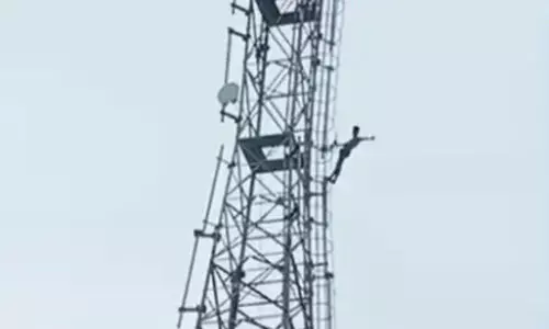 പൊലീസിനേയും നാട്ടുകാരേയും മുൾമുനയിൽ നിറുത്തി ടവറിൽ കയറി യുവാവ് പൊലീസിനേയും നാട്ടുകാരേയും മുൾമുനയിൽ നിറുത്തി ടവറിൽ കയറി യുവാവ്