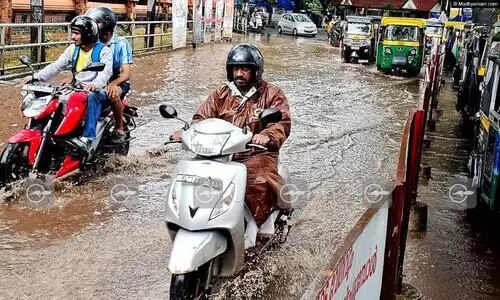 മാറ്റമില്ലാതെ കനത്ത മഴ; ഒഴുക്കിൽപെട്ട് സ്കൂട്ടർ യാത്രികനെ കാണാതായി