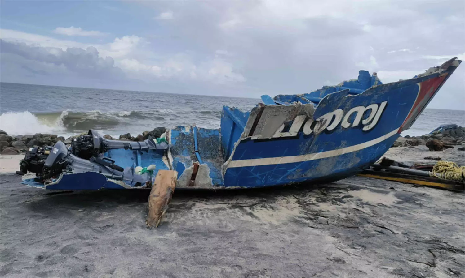 കടലിൽ മറിഞ്ഞ വള്ളം പൊട്ടിപ്പൊളിഞ്ഞ് കരക്കടിഞ്ഞു, രണ്ട് എൻജിൻ നശിച്ചു, ഒന്ന് കാണാനില്ല; 10 ലക്ഷം രൂപയുടെ നഷ്ടം