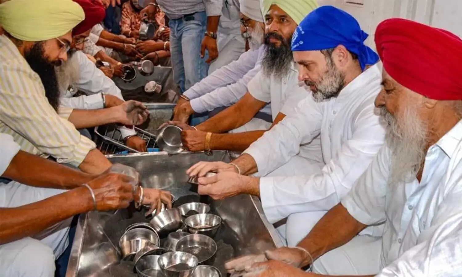 Rahul Gandhi offers prayers, `sewa` at Golden Temple in Amritsar