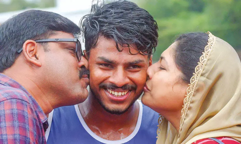 പി​താ​വി​​ന്റെ ‘സ്വ​ന്തം ട്രാ​ക്കി​ൽ’ റാ​ഹി​ലി​​ന്റെ സു​വ​ർ​ണ​മു​ത്തം