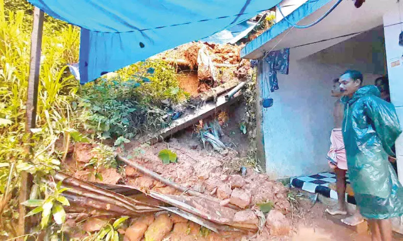 പന്നിക്കുന്ന് കോളനിയിൽ വീണ്ടും മണ്ണിടിച്ചിൽ പന്നിക്കുന്ന് കോളനിയിൽ വീണ്ടും മണ്ണിടിച്ചിൽ