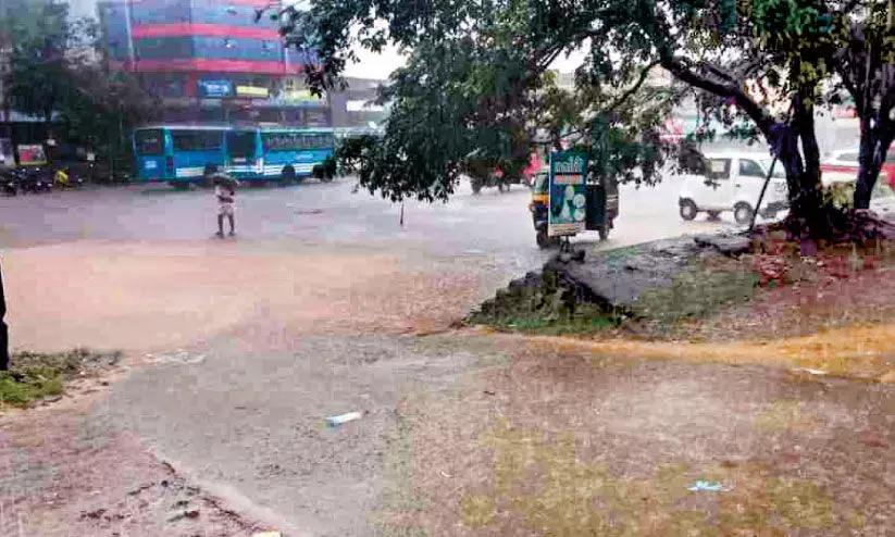 കനത്ത മഴ വെള്ളക്കെട്ട് രൂക്ഷം കനത്ത മഴ വെള്ളക്കെട്ട് രൂക്ഷം