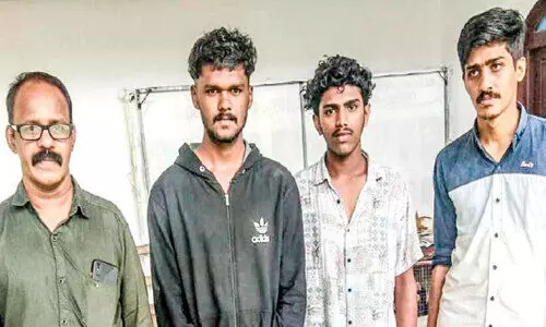 ഗോ​തു​രു​ത്ത് കാ​റ​പ​ക​ടം; മൂ​ന്നു​ പേ​ർ​ക്ക്​ ര​ക്ഷ​യാ​യ​ത്​ നാ​ലം​ഗ സം​ഘ​ത്തി​ന്‍റെ ദ്രു​ത​നീ​ക്കം