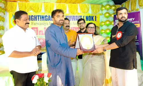 Chandi Umman Receiving Momento