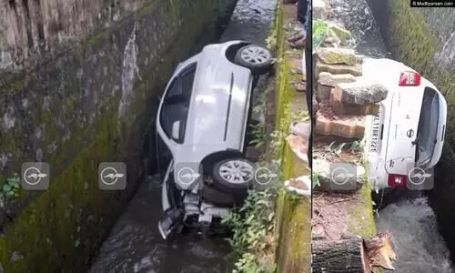 മഞ്ചേരിയിൽ നിയന്ത്രണംവിട്ട കാർ തോട്ടിലേക്ക് മറിഞ്ഞു മഞ്ചേരിയിൽ നിയന്ത്രണംവിട്ട കാർ തോട്ടിലേക്ക് മറിഞ്ഞു