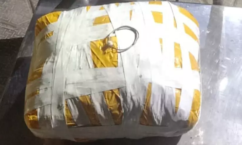 അതിർത്തിക്ക് സമീപം ചൈനയിൽ നിർമ്മിച്ച ഡ്രോൺ വെടിവെച്ച് വീഴ്ത്തി 2.7 കിലോഗ്രാം മയക്കുമരുന്ന് പിടിച്ചെടുത്തു അതിർത്തിക്ക് സമീപം ചൈനയിൽ നിർമ്മിച്ച ഡ്രോൺ വെടിവെച്ച് വീഴ്ത്തി 2.7 കിലോഗ്രാം മയക്കുമരുന്ന് പിടിച്ചെടുത്തു