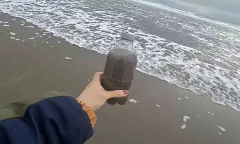 ജന്മദിനത്തിൽ പിതാവ് സമ്മാനിച്ചത് ഒരു കുപ്പി മലിന ജലം; അദ്ഭുതം കൂറി മകൾ ജന്മദിനത്തിൽ പിതാവ് സമ്മാനിച്ചത് ഒരു കുപ്പി മലിന ജലം; അദ്ഭുതം കൂറി മകൾ