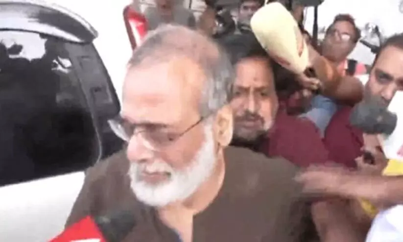 Delhi Police Special Cell officials leave NewsClick office with Founder and Editor-in-Chief of NewsClick Prabir Purkayastha Delhi Police Special Cell officials leave NewsClick office with Founder and Editor-in-Chief of NewsClick Prabir Purkayastha