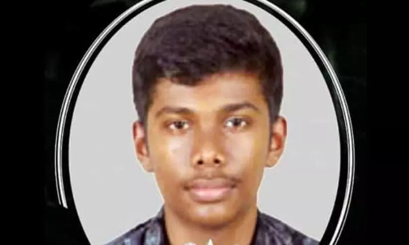 കായിക മേളയിൽ പങ്കെടുത്ത് വീട്ടിലെത്തിയ വിദ്യാർഥി കുഴഞ്ഞു വീണ് മരിച്ചു കായിക മേളയിൽ പങ്കെടുത്ത് വീട്ടിലെത്തിയ വിദ്യാർഥി കുഴഞ്ഞു വീണ് മരിച്ചു