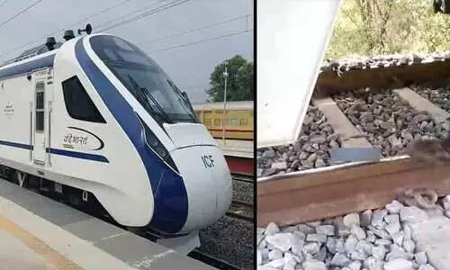 വന്ദേഭാരത് പോകുന്നതിനിടെ ട്രാക്കിൽ കല്ലും ഇരുമ്പ് കഷ്ണവും: ട്രെയിൻ നിർത്തിയത് തൊട്ടുതൊട്ടില്ല എന്നനിലയിൽ, അപകടം ഒഴിവായത് തലനാരിഴക്ക്