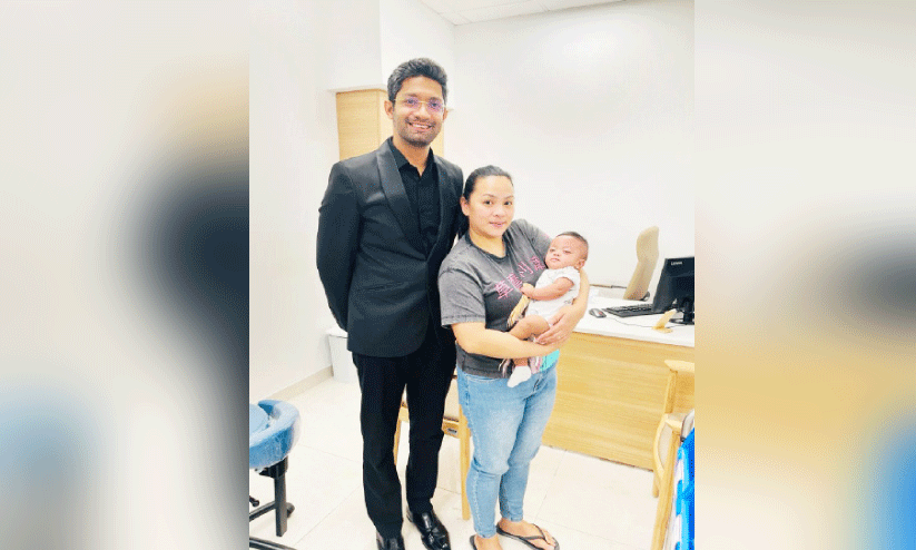 മാതാപിതാക്കൾക്കൊപ്പം ഫിലിപ്പിനോ ശിശു മാതാപിതാക്കൾക്കൊപ്പം ഫിലിപ്പിനോ ശിശു