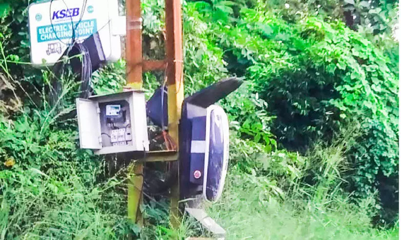 കാടുമൂടി ചാർജിങ്​ സ്​​റ്റേഷൻ