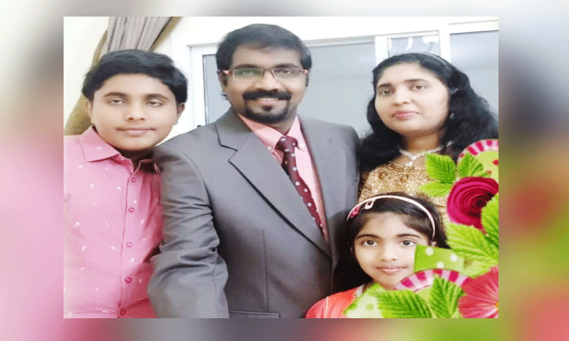 സ​ന്തോ​ഷ് കി​ട​ങ്ങ​ന്നൂ​ർ  കു​ടും​ബ​ത്തോ​ടൊ​പ്പം