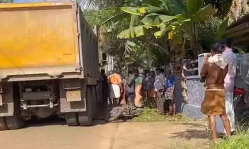 ടിപ്പർ ലോറിക്ക് അടിയിൽപെട്ട് ബൈക്ക് യാത്രികന് ദാരുണാന്ത്യം ടിപ്പർ ലോറിക്ക് അടിയിൽപെട്ട് ബൈക്ക് യാത്രികന് ദാരുണാന്ത്യം
