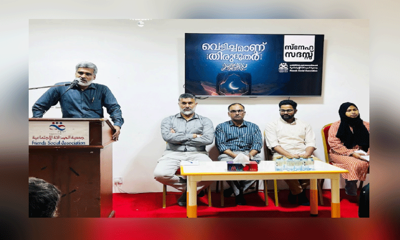 ഫ്ര​ൻ​ഡ്സ് ആ​ക്ടി​ങ് പ്ര​സി​ഡ​ന്റ്‌ സു​ബൈ​ർ എം.​എം സം​സാ​രി​ക്കു​ന്നു