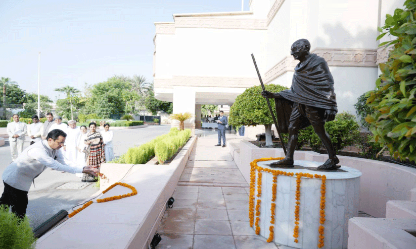 ​മി​ത് നാ​ര​ങ്​ മ​ഹാ​ത്മാ​ഗാ​ന്ധി​യു​ടെ പ്ര​തി​മ​യി​ൽ പു​ഷ്പാ​ർ​ച്ച​ന ന​ട​ത്തു​ന്നു