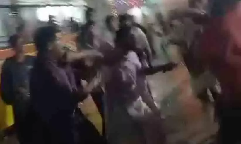 സ്കൂൾ കലോത്സവത്തിനിടെ സംഘർഷം: മൂന്ന് ജീവനക്കാർക്ക് പരിക്ക്