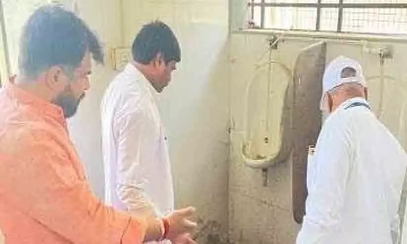 ശുചിമുറി വൃത്തിയാക്കിപ്പിച്ചു; ആശുപത്രി ഡീനിന്റെ പരാതിയിൽ ശിവസേന എം.പിക്കെതിരെ കേസ്