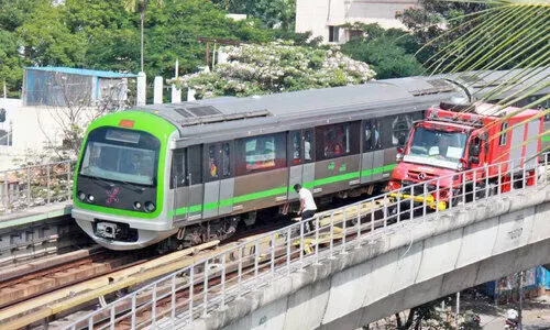 സാ​​ങ്കേ​തി​ക​ത​ക​രാ​ർ; ഗ്രീ​ൻ ലൈ​നി​ൽ മെ​ട്രോ സ​ർ​വി​സ് ത​ട​സ്സ​പ്പെ​ട്ടു