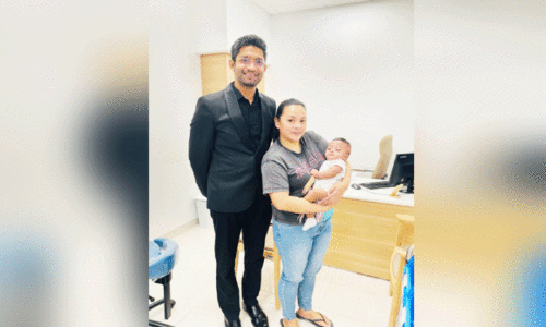 മാ​താ​പി​താ​ക്ക​ൾ​ക്കൊ​പ്പം ഫി​ലി​പ്പി​നോ ശി​ശു