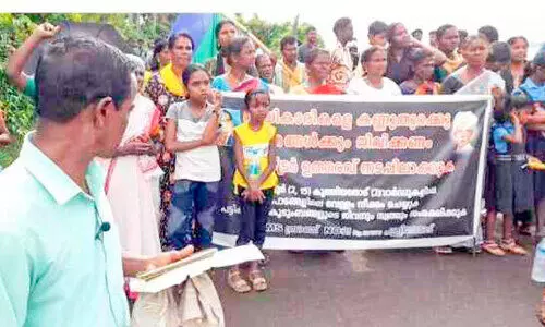 ഉപ്പുവെള്ളം കയറി ജീവിതം വഴിമുട്ടി;   സമരവുമായി പള്ളിത്തോട് നിവാസികൾ