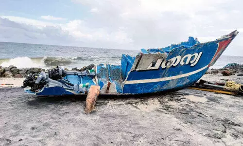 മത്സ്യബന്ധനത്തിനിടെ മറിഞ്ഞ വള്ളം കരക്കടിഞ്ഞു