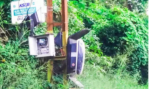 കാടുമൂടി ചാർജിങ്​ സ്​​റ്റേഷൻ