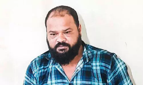 പ്രഷർ കുക്കറിൽ ചാരായം വാറ്റ്; ഗന്ധമറിയാതിരിക്കാൻ സാമ്പ്രാണി പുക