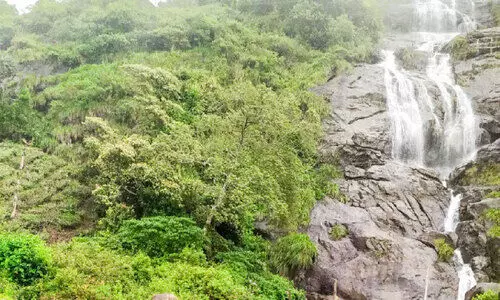 സഞ്ചാരികളാൽ നിറഞ്ഞ്​ വെള്ളച്ചാട്ടങ്ങൾ